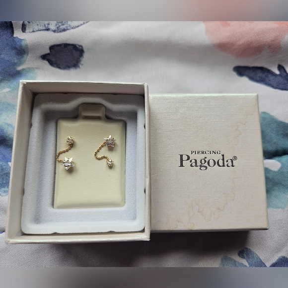 Pagoda Jewelry - Pagoda 10K Yellow Gold Stars double pierced earrings 🌟 New in box.